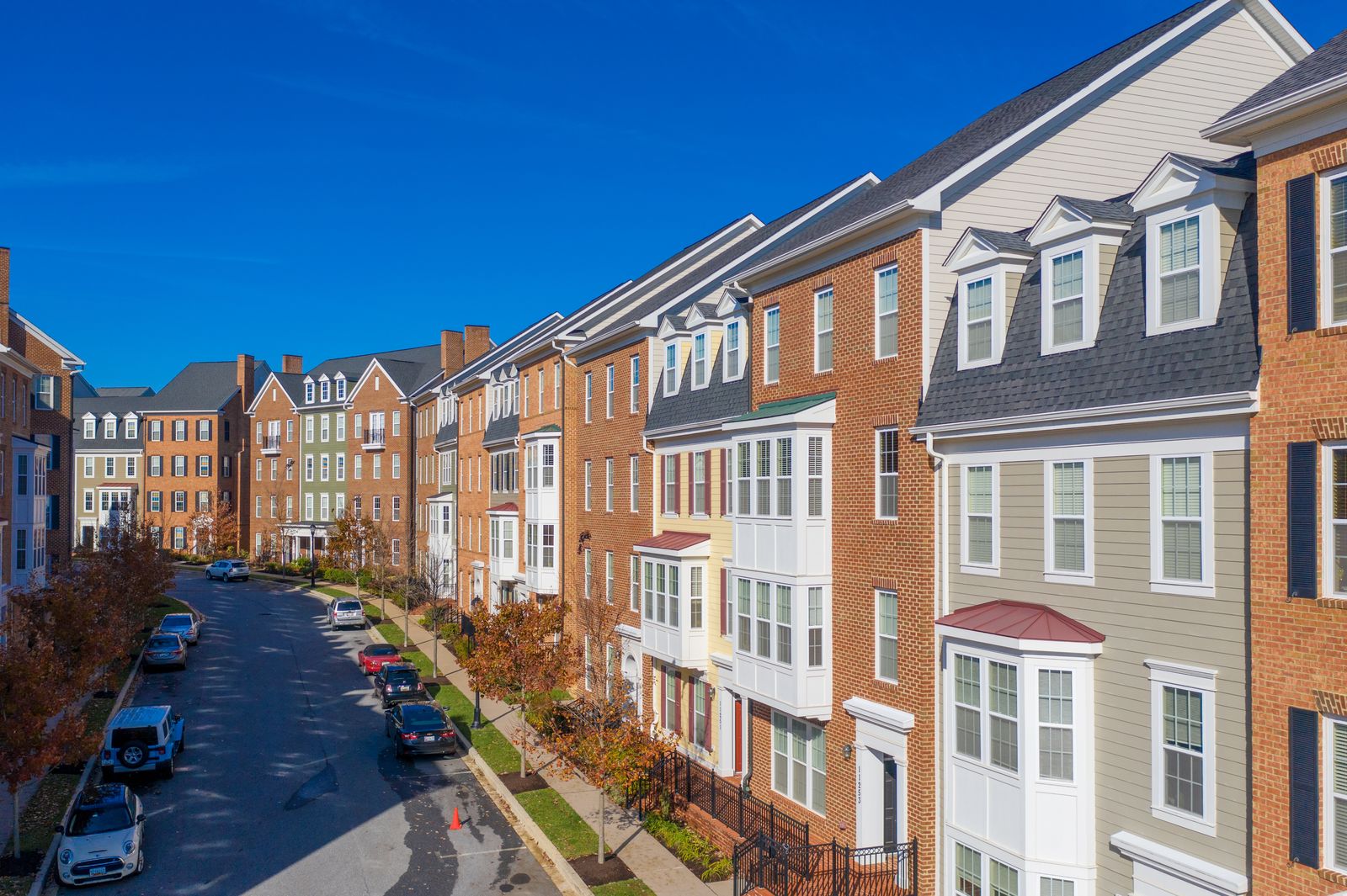 Row of residential townhomes in a Maryland City, MD neighborhood